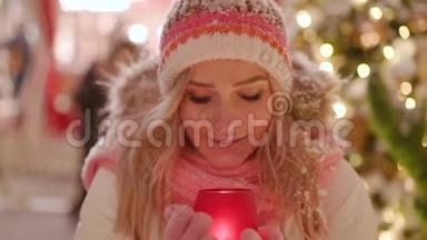 美丽的年轻女子，手里拿着发光的蜡烛，享受<strong>圣诞</strong>节或新年<strong>之夜</strong>